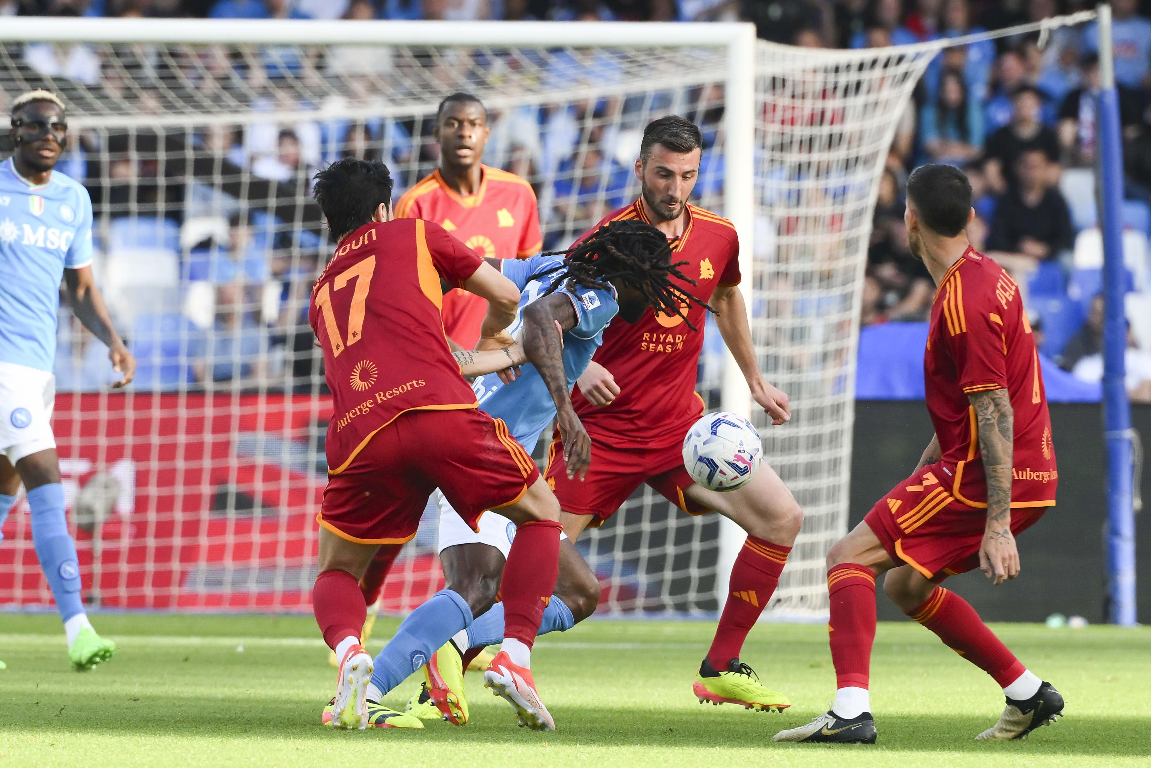 英格兰逆转法国，马丁内利点燃赛场