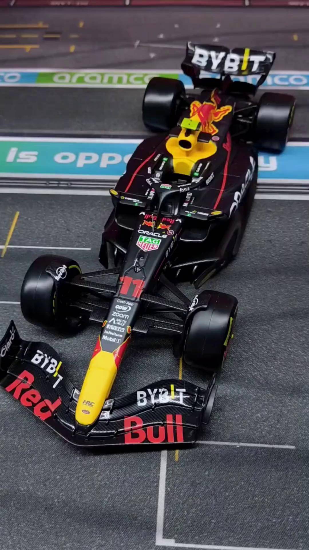 红牛车队险胜法拉利，诺里斯高光表现