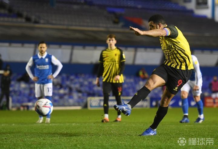 诺里奇城队客场击败哈德斯菲尔联，一步成功保级