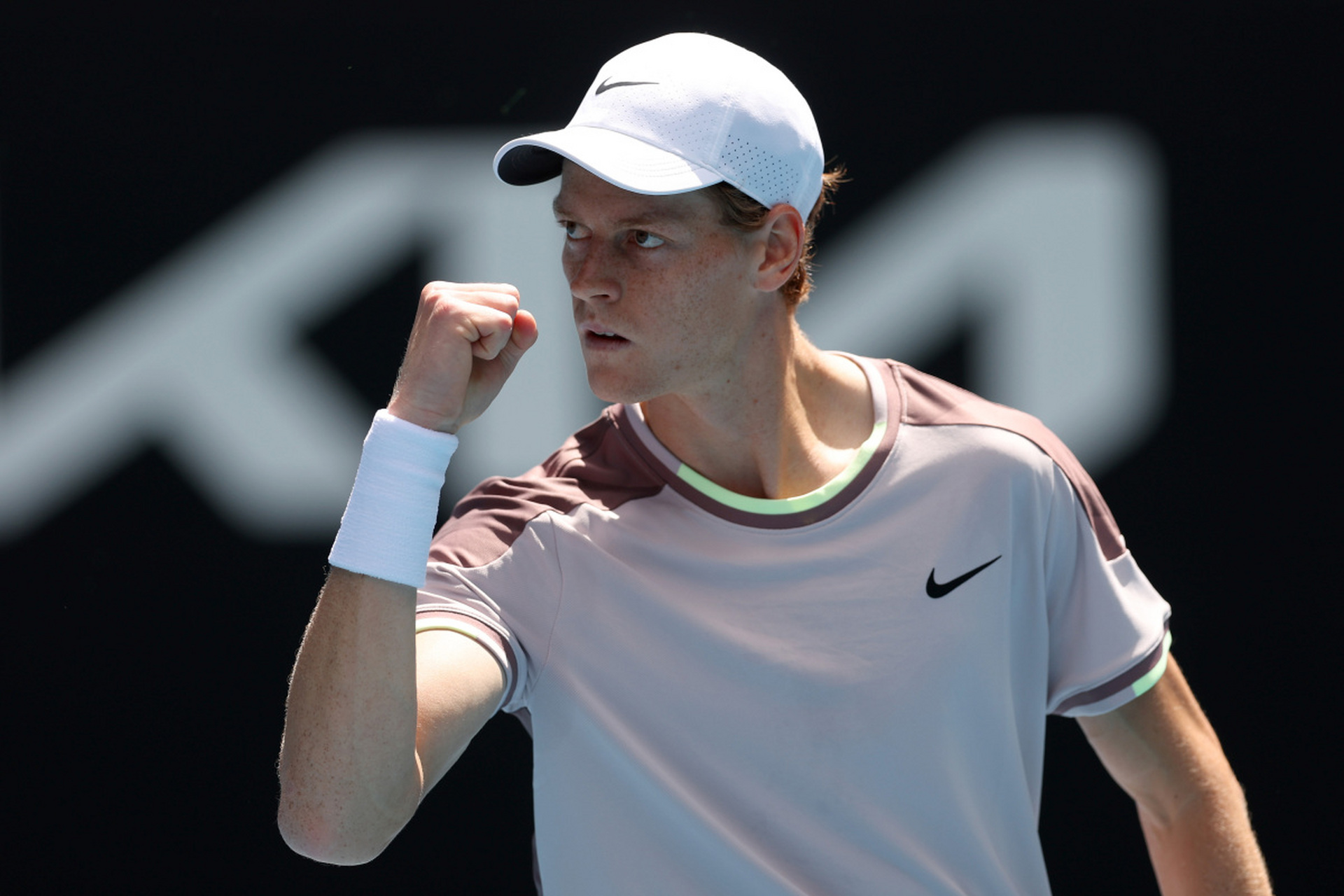 澳大利亚网球队爆冷世界网球队，德约科维奇绝境逆转