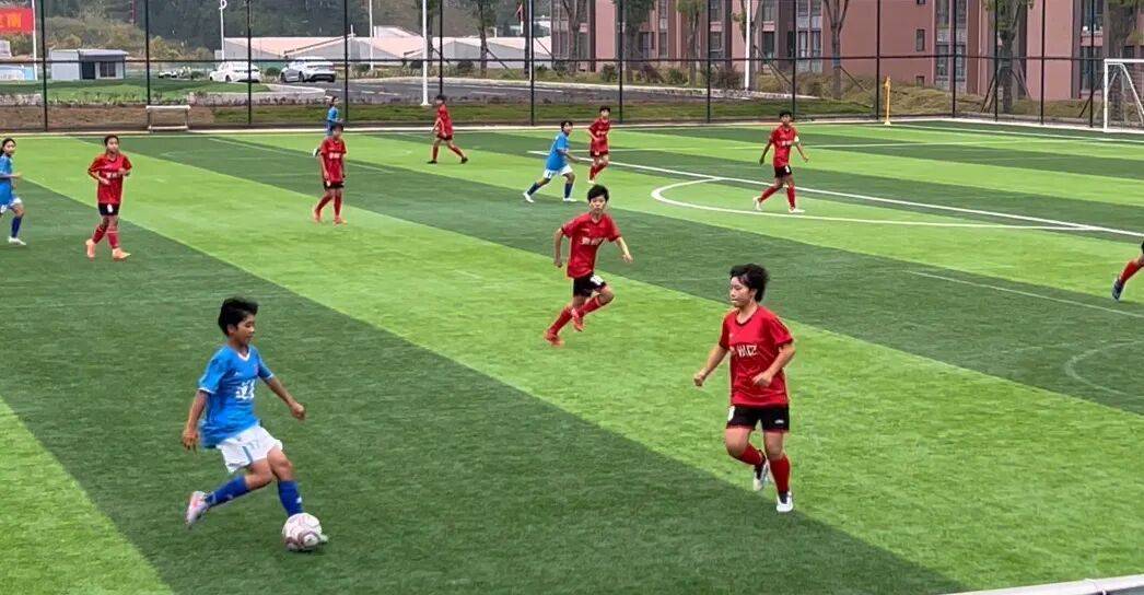 球队在比赛中奋勇拼搏争夺胜利 球队在比赛中奋勇拼搏争夺胜利